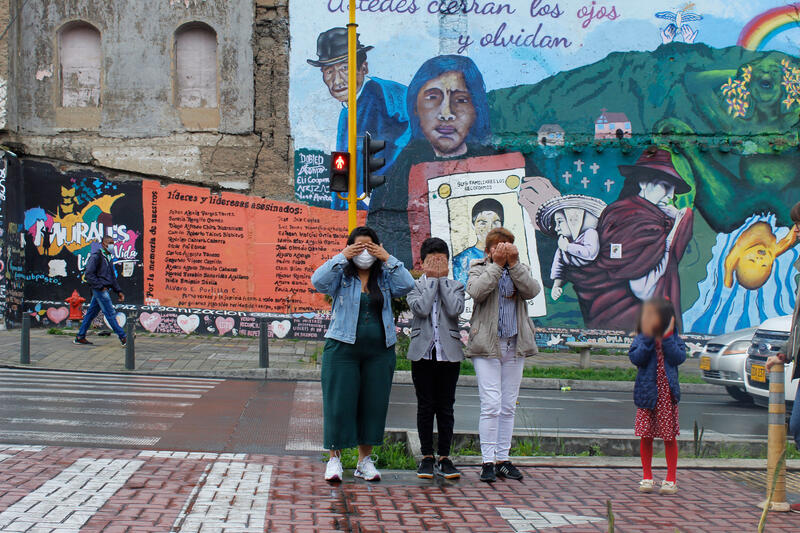 Frida, Leon, Juana et Elodie* devant une peinture murale : "Vous fermez les yeux et vous oubliez, nous fermons les yeux et nous nous souvenons".