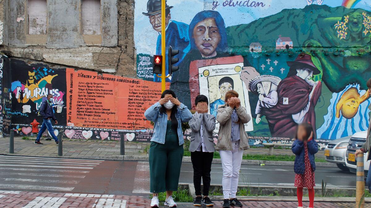 Frida, Leon, Juana et Elodie* devant une peinture murale : "Vous fermez les yeux et vous oubliez, nous fermons les yeux et nous nous souvenons".