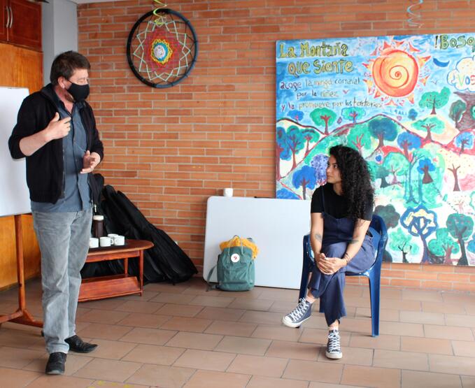 Un père fait part de ses inquiétudes à Yina Avella lors d’un atelier sur l’objection de conscience mené au sein de notre organisation partenaire, Casitas Biblicas, dans les quartiers sud de Bogotá. Photo Justapaz