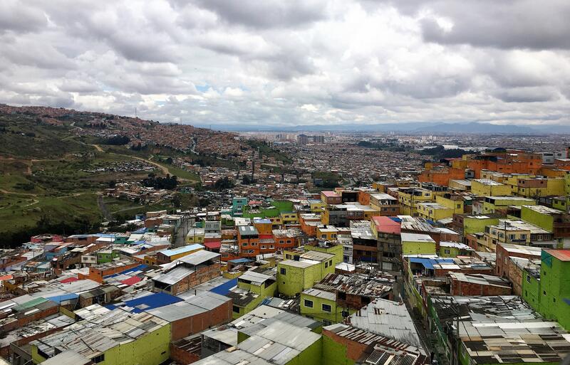 Ciudad Bolivar – das Viertel, in dem Pedro lebt – ist eines der ärmsten und gefährlichsten von Bogotá, abgeschnitten von der übrigen Stadt und kaum mit öffentlichen Verkehrsmitteln erreichbar. Foto: Comundo