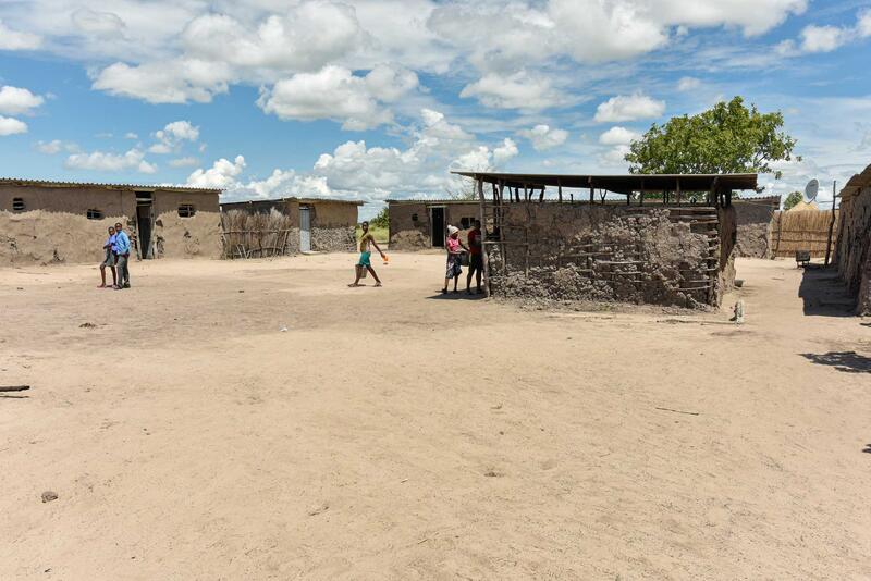 Les maisons en argile avec un toit en tôle ondulée constituent ici le type de construction traditionnel des habitations. Seuls quelques espaces communs comme l'école sont des constructions solides en pierre.