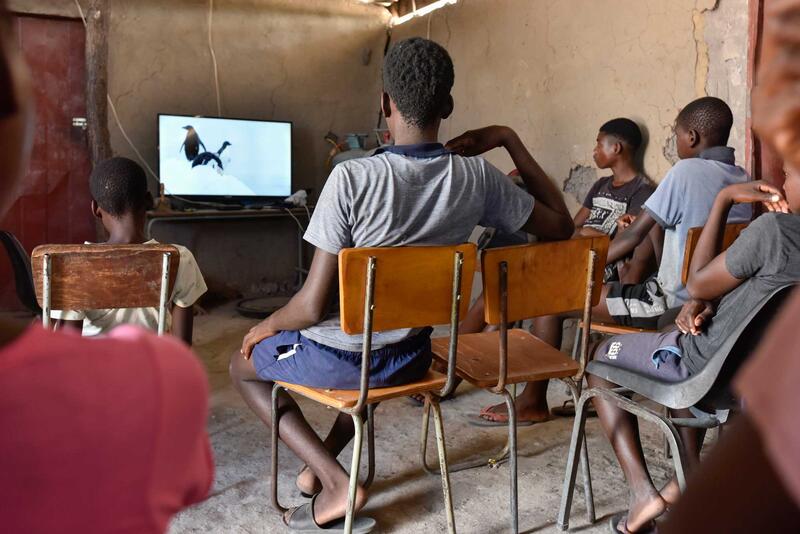 Wie überall bildet der Fernseher auch hier ein Fenster zur Welt; die Kinder und Jugendlichen amüsieren sich über eine Dokumentarsendung vom anderen Ende der Welt.