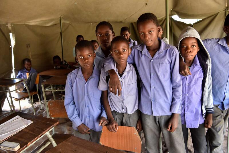 Bien que discret et réservé sur la photo de groupe, la discussion avec les enfants révèle rapidement la gratitude de Clints pour sa nouvelle autonomie et sa joie de notre visite.