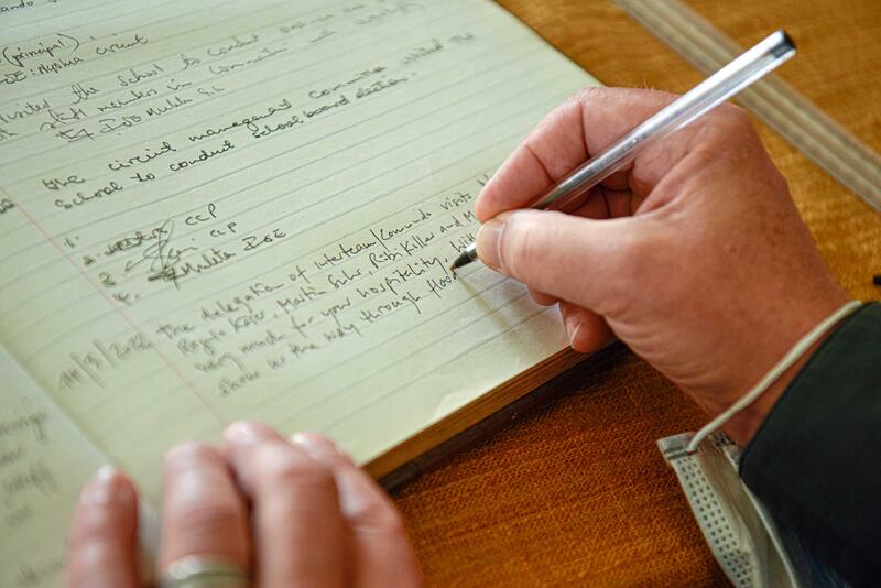 Chaque visiteur·euse de l'école doit signer un Visitors' Book. Nous aussi, nous laissons nos signatures et remercions l'école pour son accueil chaleureux.