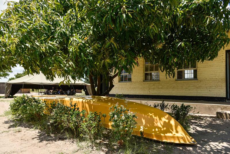 "Durante la mia prima visita, ho prestato poca attenzione alla canoa gialla di fronte alla remota Nsundwa Combined School, nelle pianure alluvionali. Non sapevo che fosse l'unico mezzo di trasporto durante le alluvioni; l'unico modo per raggiungere almeno i villaggi vicini in quel periodo". 