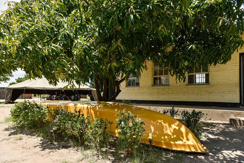 Dem gelben Kanu vor der abgelegenen Nsundwa Combined School in den Floodplains schenkte ich bei meinem ersten Besuch wenig Beachtung. Dass es sich um das einzige Transportmittel bei Hochwasser handelt, wusste ich nicht; die einzige Möglichkeit, während dieser Zeit wenigstens in die Nachbardörfer zu gelangen.