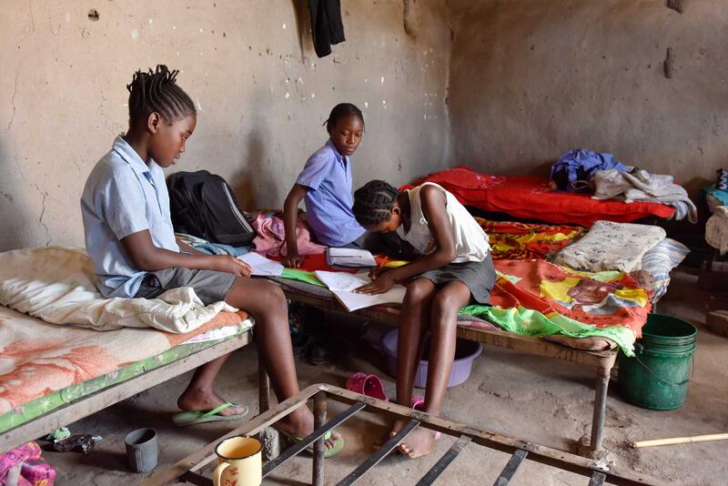 A l'auberge, il faut se serrer pour que tout le monde ait une place sur lit, une simple structure en treillis. Les meubles supplémentaires comme les chaises ou les tables sont plutôt rares ici. Les devoirs peuvent aussi se faire sur le lit 😊.