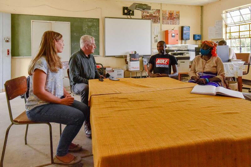 Clints und Nyambe, zwei Jungs aus der Schule, profitierten vom Hörscreening und tragen seit einiger Zeit Hörgeräte. Der Vater von Clints und die Grossmutter von Nyambe erzählen uns, wie sich die Schulleistungen und das Zusammenleben dadurch verbessert haben. 