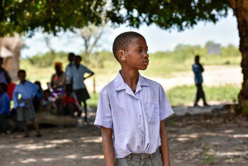 Der 9-jähjrige Clints ist einer der Kinder, den wir mittels Untersuchungen in diversen Schulen (Screenings) als stark beeinträchtigt identifizieren konnten. Clints ist auf beiden Ohren fast vollständig taub. Dank einem Hörgerät kann er nun endlich normal dem Unterricht folgen und verstehen, was Leute zu ihm sagen.