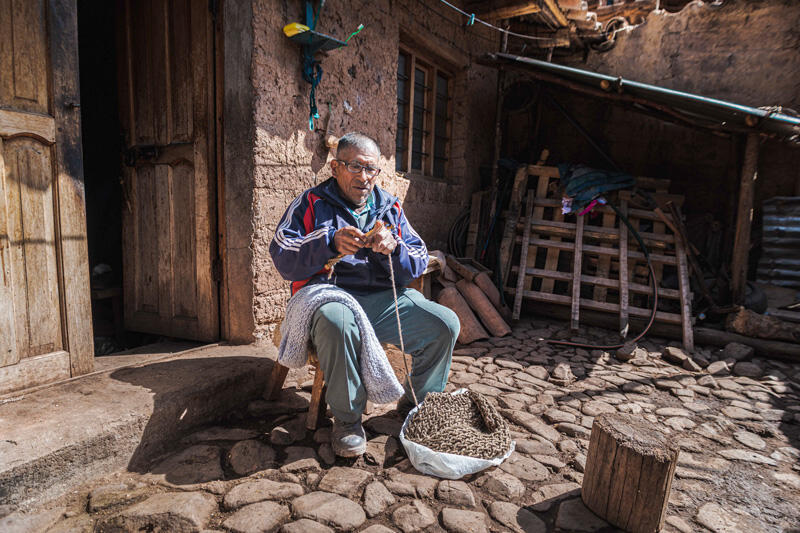 Jesús Medina Guzman a appris à tricoter à un âge avancé.