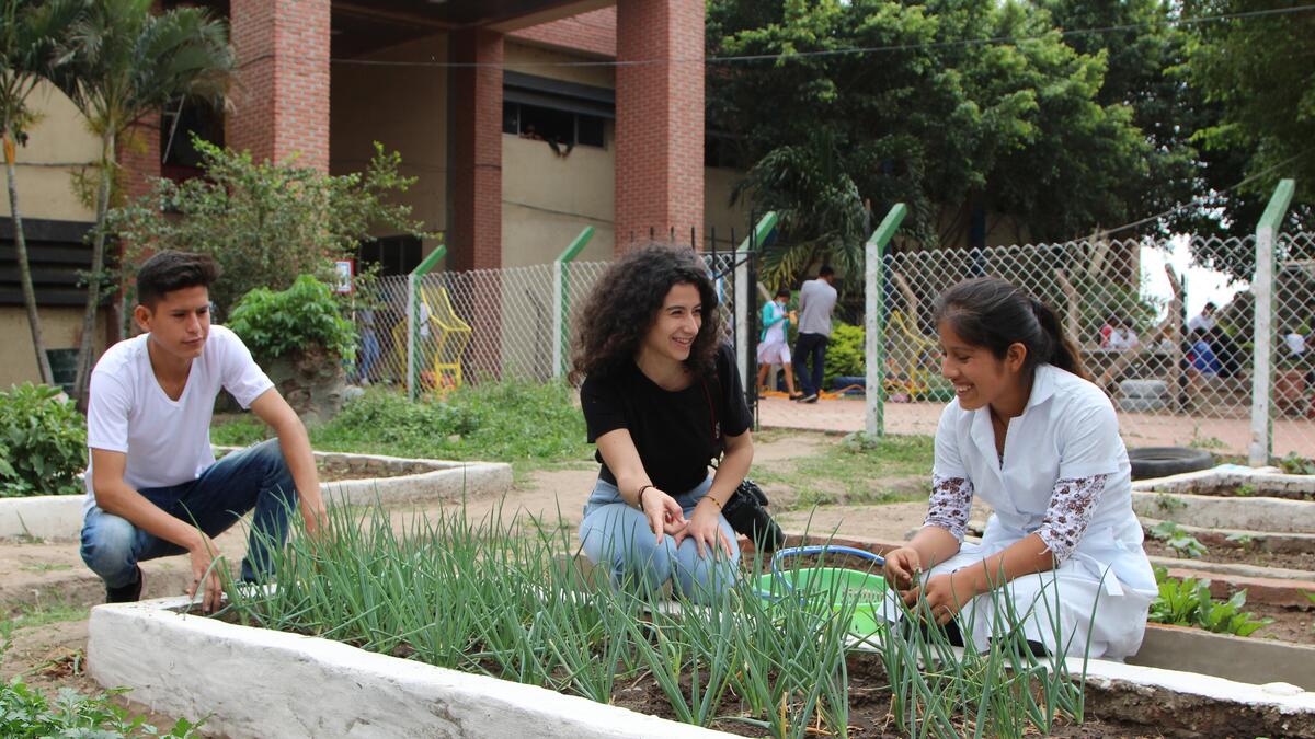 Marisol Hofmann visite un projet de potagers agroécologiques mené par son organisation partenaire en Bolivie, le Grupo de Trabajo Cambio Climático y Justicia. @Comundo.
