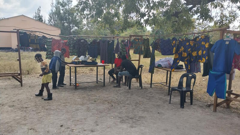 Un stand de vente à l'exposition de l'école