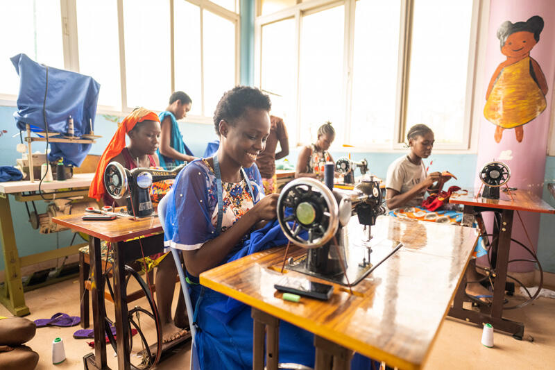 Jeunes femmes dans un centre de formation professionnelle géré par le diocèse de Malindi et Elimu.