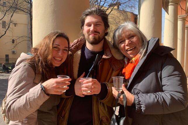 All'uscita dell'esame (con lode): io con mio figlio Uriel e la sua compagna Laura. Foto: Alicia Tellez