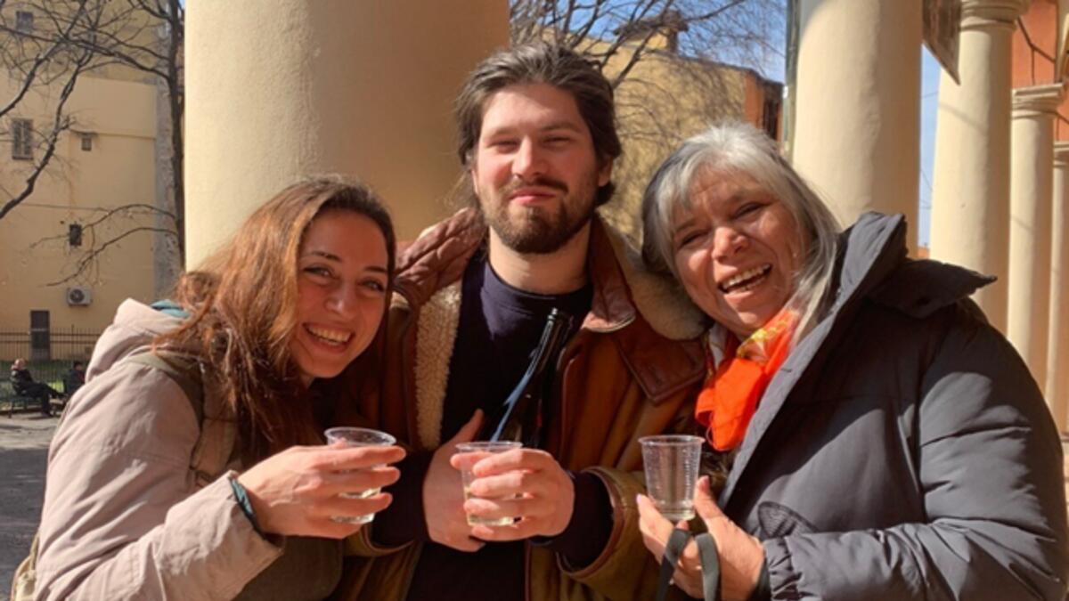 All'uscita dell'esame (con lode): io con mio figlio Uriel e la sua compagna Laura. Foto: Alicia Tellez