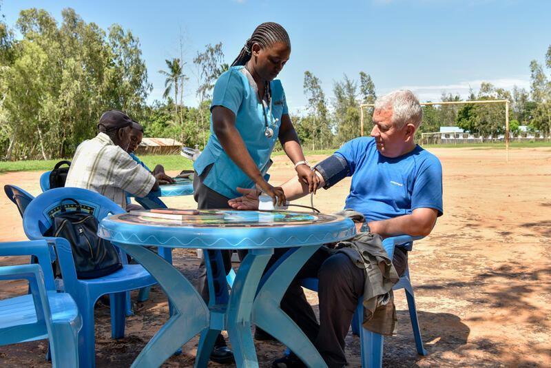 De jeunes étudiant·e·s contrôlent régulièrement la santé des personnes âgées dans les villages. Moi aussi, j'en ai profité.. ☺