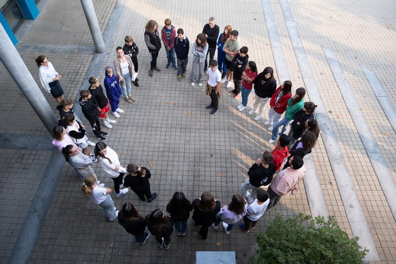  Activité initiale dans le préau de l'école. Photo: Comundo