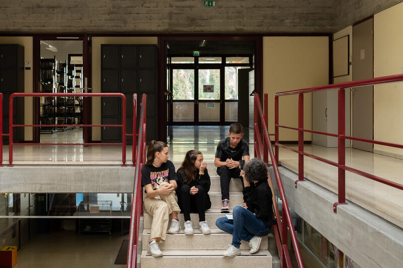 Rebecca, Beatrice e Filippo si sforzano di superare la loro timidezza e si lasciano intervistare. Foto: Diana Scarpellini