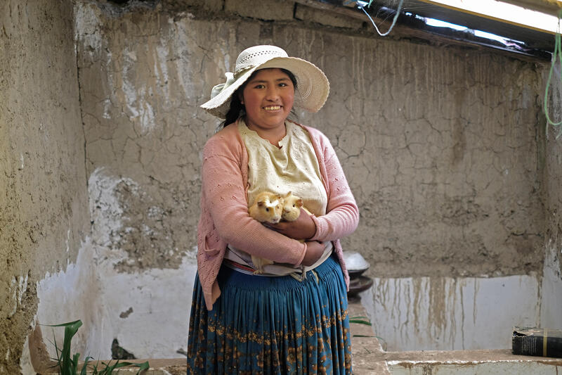 Romina Yupanqui Marca ha imparato anche sull'allevamento di cuyes. Foto: Wara Vargas