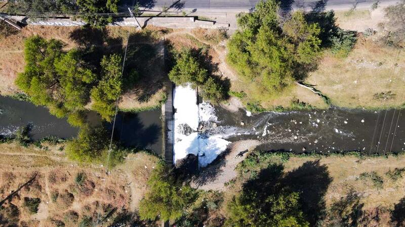 La pollution de la rivière la plus importante de la ville, la « Rocha », est particulièrement visible dans la ville même. La pollution de la rivière la plus importante de la ville, la « Rocha », est particulièrement visible dans la ville même.