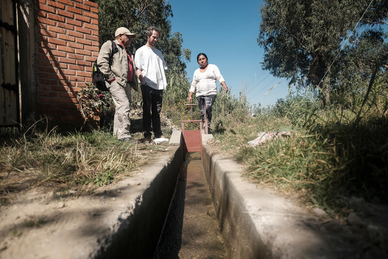 L'agricultrice Carmen Carballo montre son canal d’irrigation aux coopérants de Comundo. L'agricultrice Carmen Carballo montre son canal d’irrigation aux coopérants de Comundo.