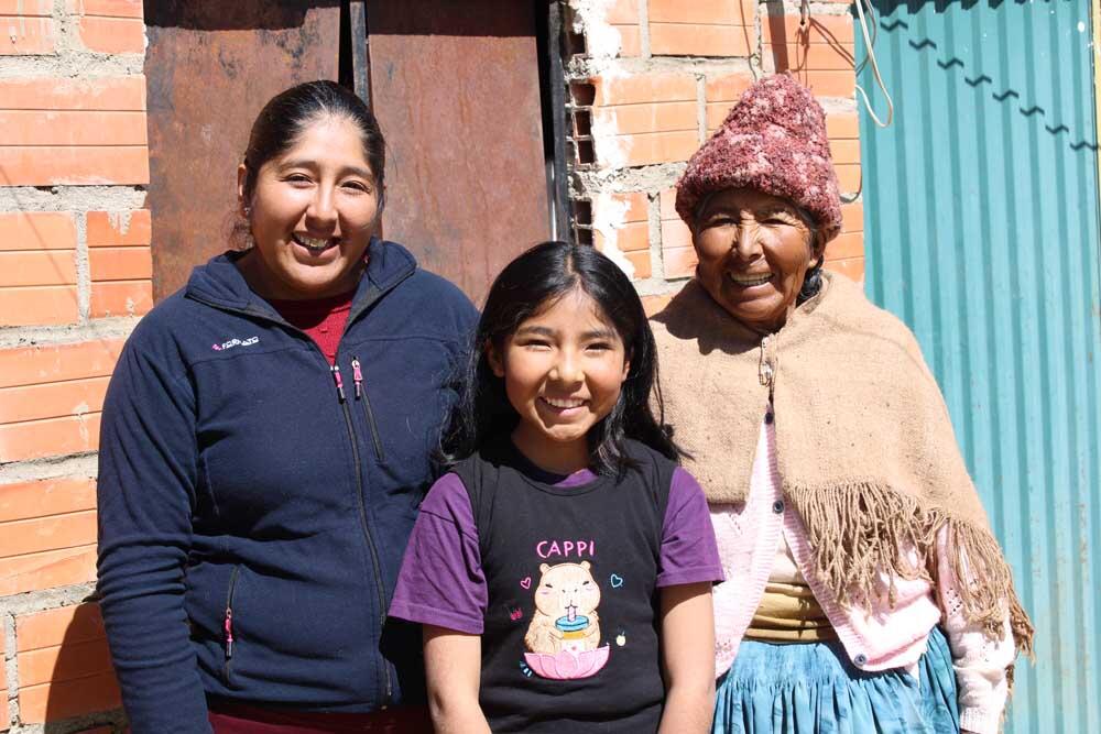 Dina mit ihrer Tochter Daniela und ihrer Mutter Elena (re).