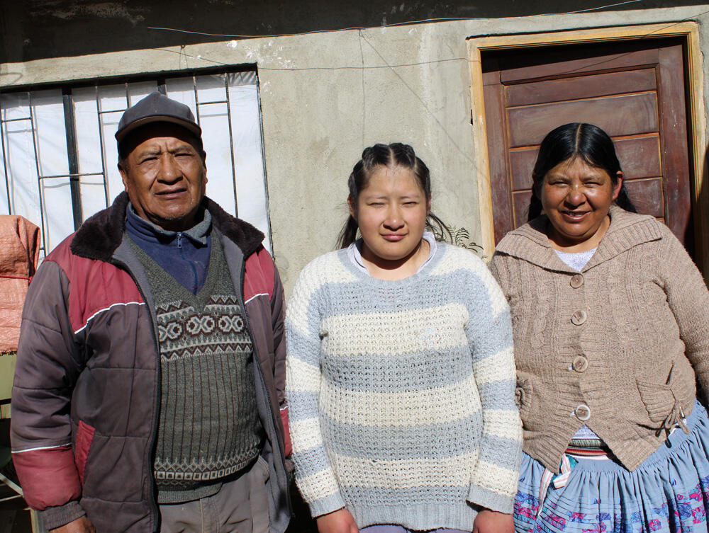 Zenobia Cloque (re) mit ihrer Tochter und ihrem Mann, die sie ebenfalls tatkräftig unterstützen.