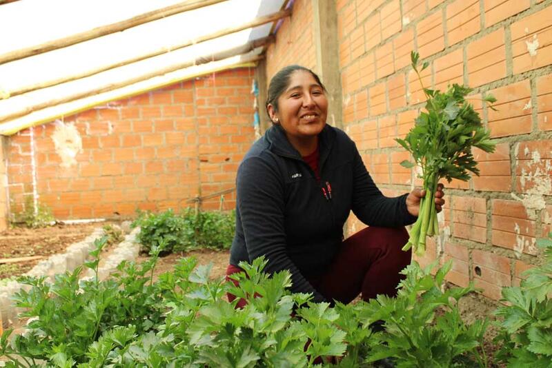 Sichtlich stolz - Dina Tarqui mit frisch geerntetem Gemüse.