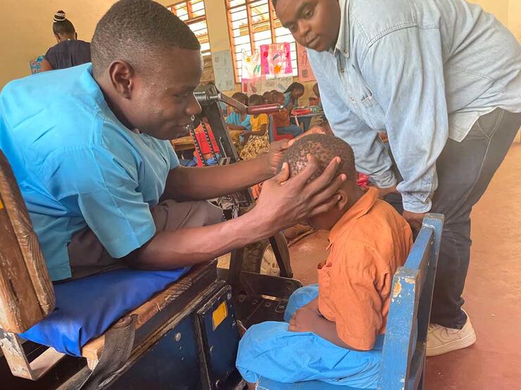 Als Mensch mit einer Beeinträchtigung fällt es Erick oftmals leicht, eine gute Beziehung zu seinen Patient/-innen herzustellen.