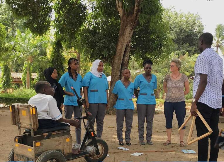 Erick während dem Unterricht mit Willemijn und anderen Student/-innen der NCMTC