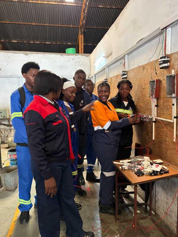 Berufslernende im Bereich Solartechnik am Lusaka Youth Resource Centre unter der Leitung von Brenda Siyajanika