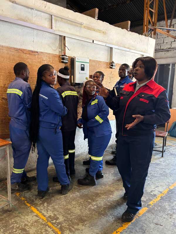 Brenda Siyajanika unterrichtet, begleitet, ermutigt – und pflanzt Begeisterung für Solartechnik in jene, die sich eine bessere Zukunft erarbeiten wollen.