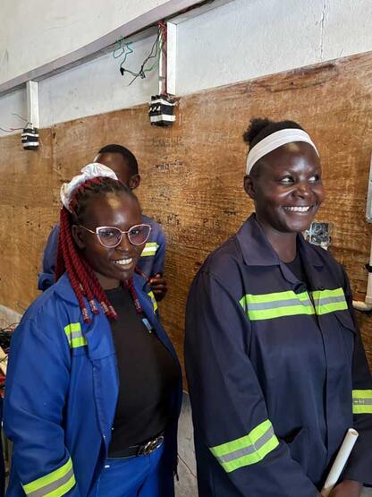 Rabecca Lungu, Lernende am Lusaka Vocational & Technical College (links)