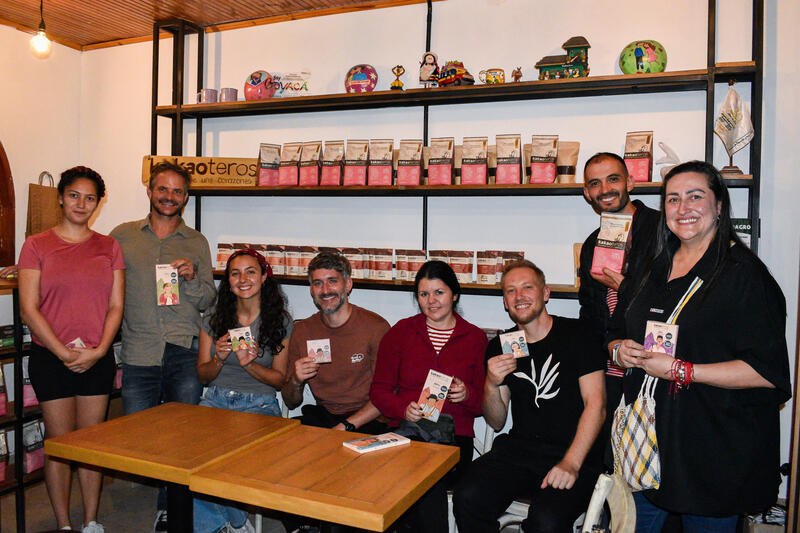 Von links: Eine Angestellte von kakaoteros, Tony Zuber (Leiter des Landesprogramms von Comundo in Kolumbien), Pablo Rebetez (4.v.l.), Jhon Fredy Arias Duque (2.v.r.), zusammen mit Kollegen unserer Partnerorganisation PDP Boyapaz.