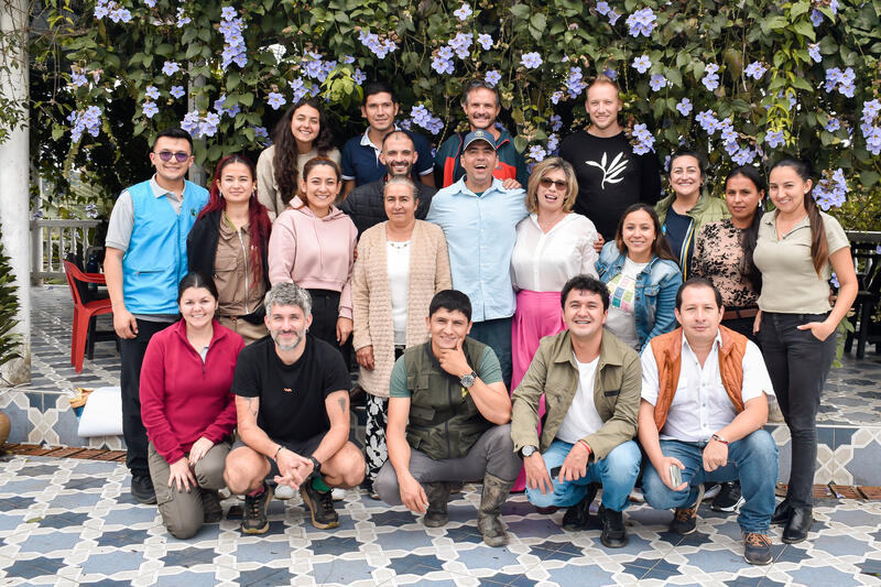 Gemeinsam lässt sich viel verändern: Comundo-Fachleute in Kolumbien zusammen mit Mitarbeitenden lokaler Partnerorganisationen.