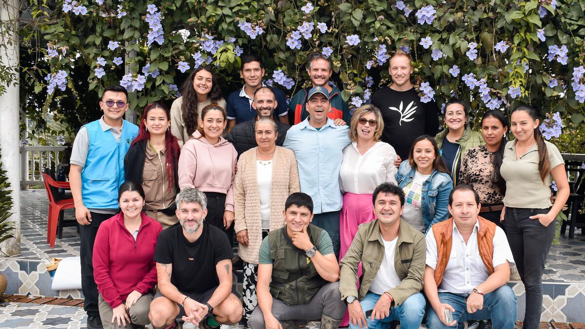 Gemeinsam lässt sich viel verändern: Comundo-Fachleute in Kolumbien zusammen mit Mitarbeitenden lokaler Partnerorganisationen.