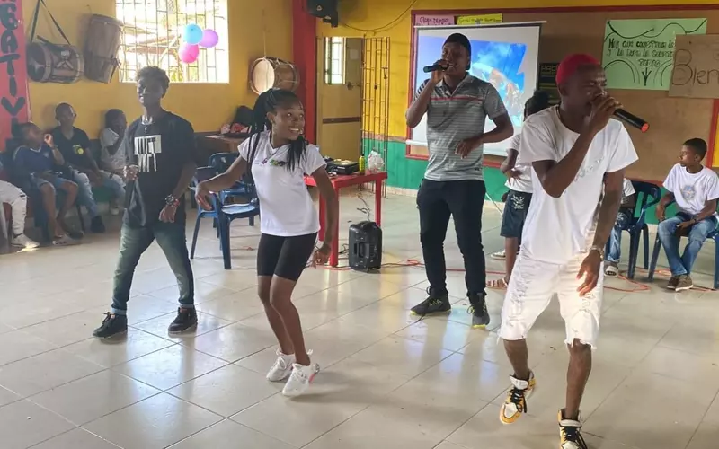 Les jeunes du Centro Afro rappent avec des paroles courageuses contre la violence et pour un avenir meilleur. Les jeunes du Centro Afro rappent avec des paroles courageuses contre la violence et pour un avenir meilleur.