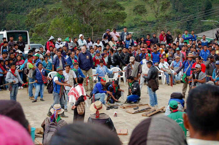 Kolumbien, Pioyá: Inventur beschlagnahmter Waffen bei einer öffentlichen Verhandlung der autonomen indigenen Justiz.