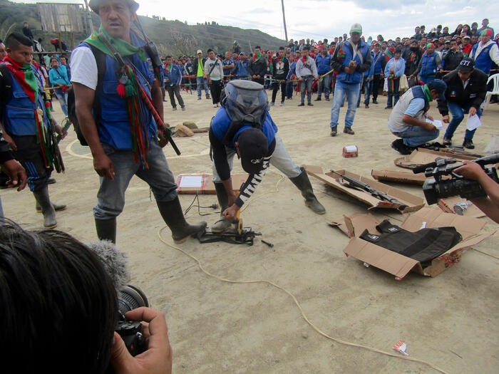 Kolumbien, Pioyá: Zerstörung beschlagnahmter Waffen bei einer öffentlichen Verhandlung der autonomen indigenen Justiz.
