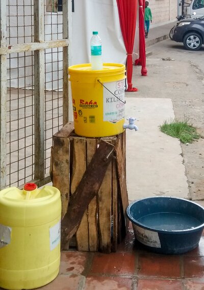 Händewaschen ist in Zeiten von Corona auch in Kenia oberstes Gebot: Seife und Wasserbehälter vor einem Geschäft. 