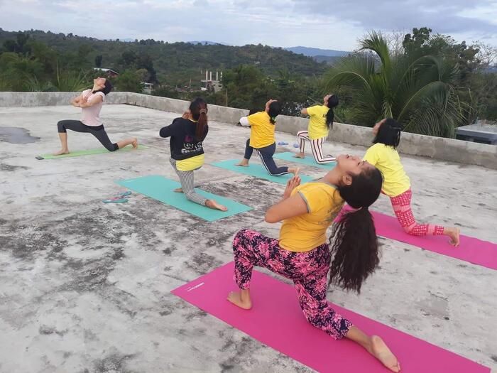 Des détenues de la prison du district de Tabuk City suivent leur cours de yoga hebdomadaire avec Marianne-Sonja Kieper-Ried. © Comundo 