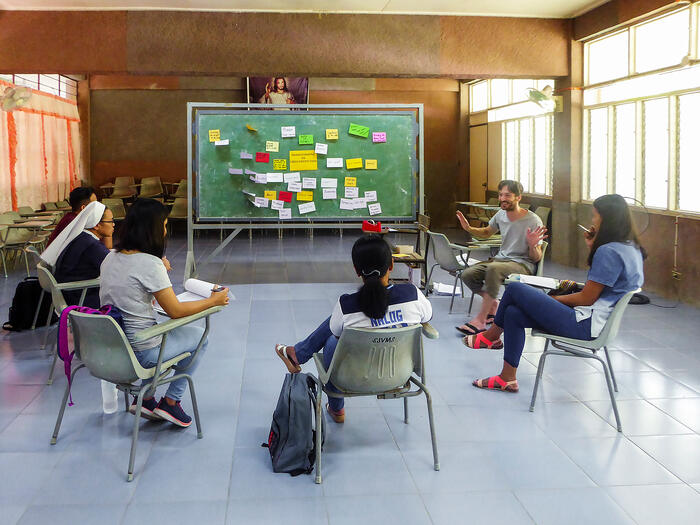 Brainstorming sur le nouveau règlement de protection de l'enfance : Markus Kieper-Ried accompagne les responsables des écoles de Kalinga. © Comundo 