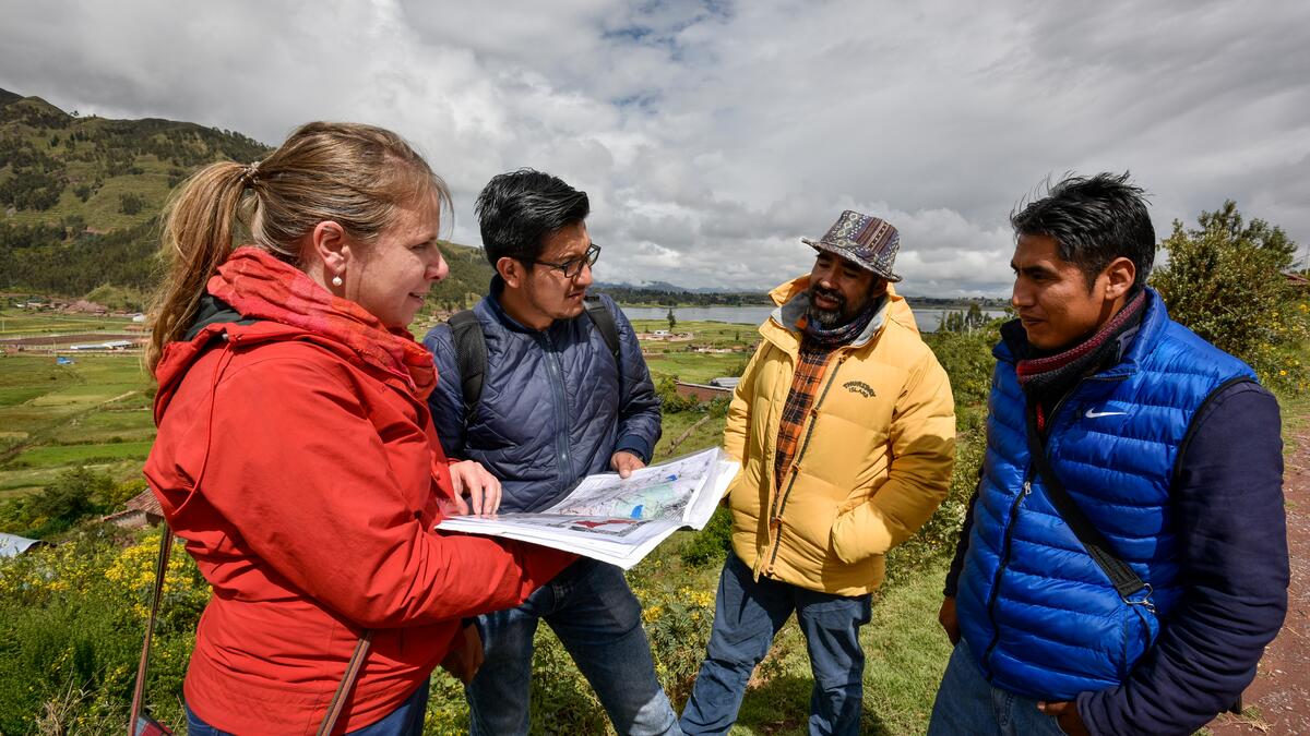 Nuria Frey et ses collègues lors du travail sur le terrain, près du lac Piuray, pour mettre à jour une carte de la zone.