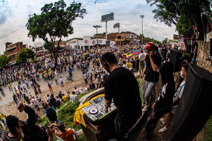 Con molta musica e colore, i giovani colombiani esprimono il loro disappunto per le strade. Foto ©Fabián Alexander Villa Silva
