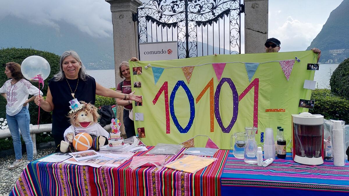 Alicia Tellez con la bambola Lotte alla bancarella di Comundo: il suo progetto a Cali ha ricevuto 10'101.- franchi di donazione da parte della Scuola di musica Martina Wittwer di Berna!