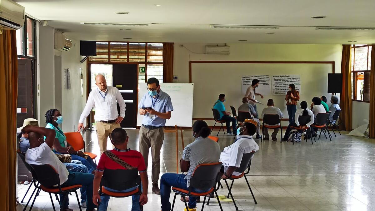 Philipp Lustenberger (in piedi a sinistra) durante un seminario sul dialogo e la mediazione nel quadro di una piattaforma di coordinazione della Regione del Pacifico.