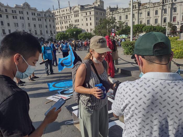 L'action a été planifiée, coordonnée et réalisée par Michèle Stebler (sur la photo) en collaboration avec l'équipe du MOCICC et leur activiste climatique.