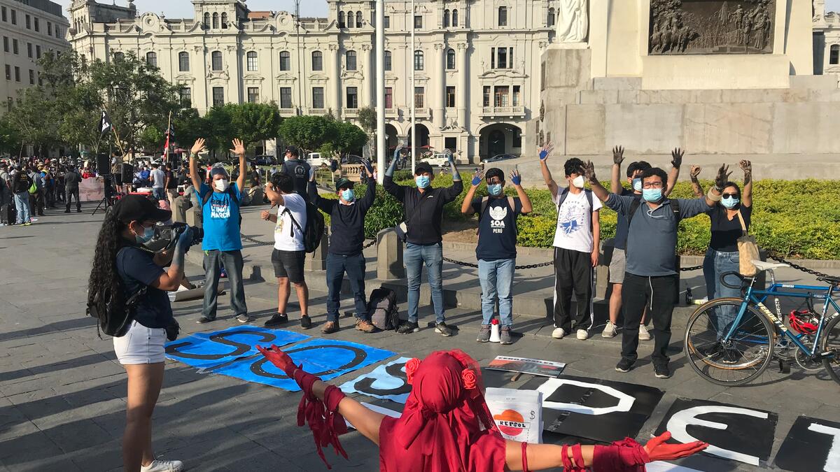 Manifestation d'une organisation partenaire de Comundo à Lima après une pollution pétrolière au début de l'année : "Les entreprises internationales doivent enfin rendre des comptes".