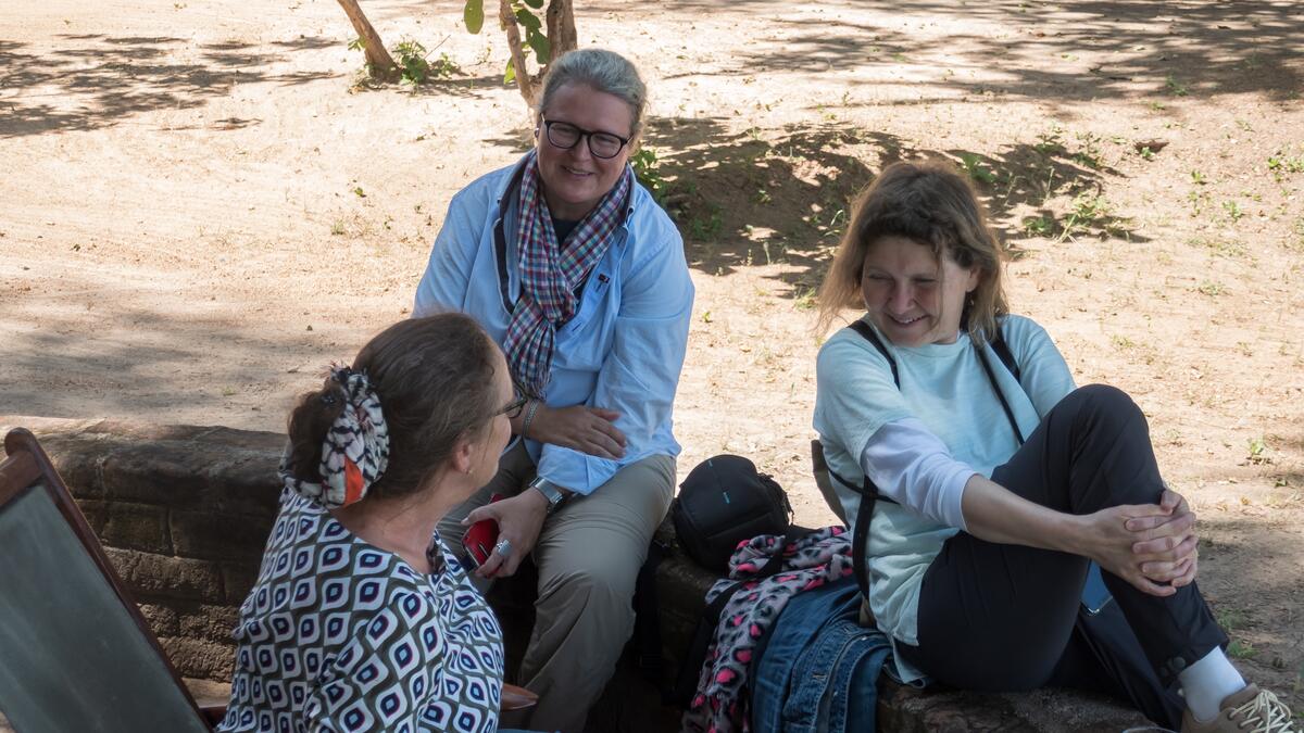 De g. à dr.: Esther Tresch Hagenbuch, Elisabeth Wintzler (Comundo) et Astrid Peissard en voyage en Zambie