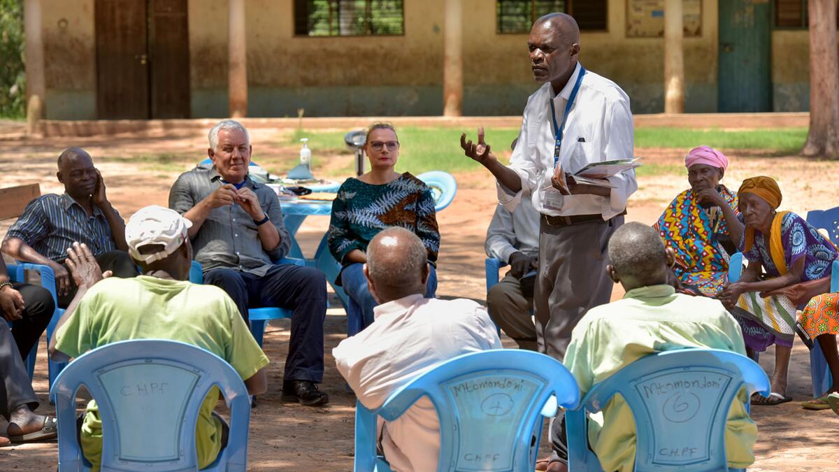 In Kenia fördert die gezielte Zusammenarbeit mit Gesundheitseinrichtungen die Selbstbestimmung älterer Menschen.